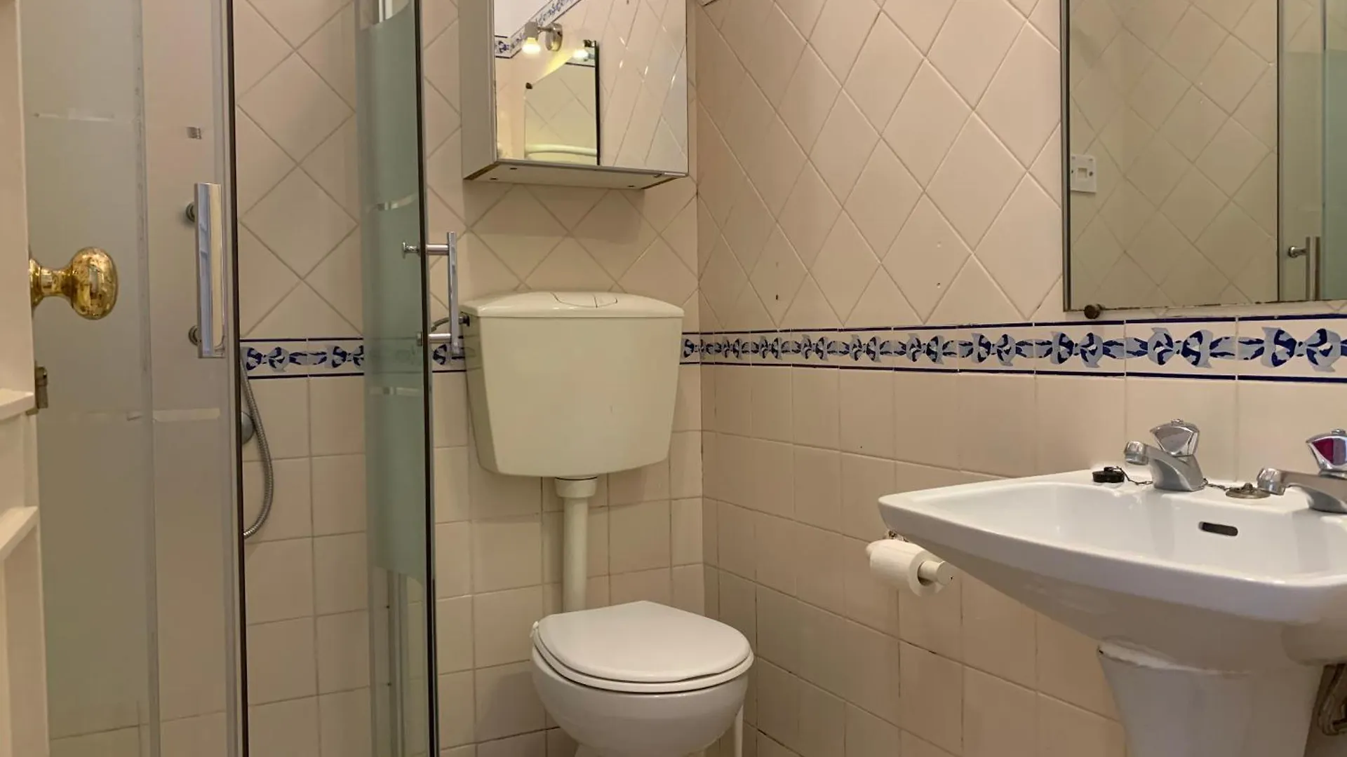 Discovery Apartment Benfica Lisbona 3*,